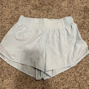 Lululemon hotty hot HR 2.5” short in powder blue - size 6